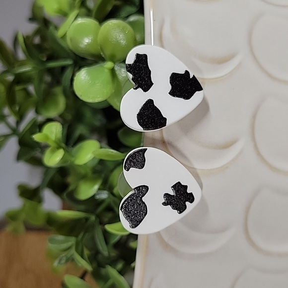 🔥LAST PAIR🔥 Cow Print Heart Stud Earrings - Picture 4 of 7